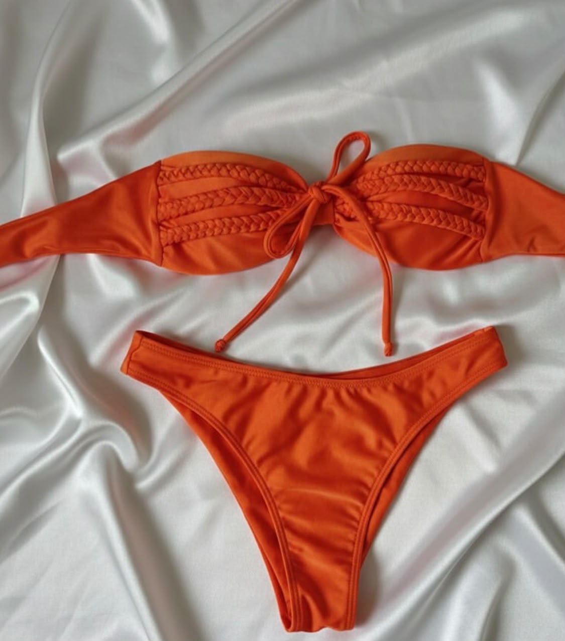 Conjunto Laranja Vibrante com top sem alças e detalhe trançado artesanal